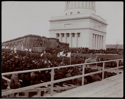 Das Grab, die Tribünen und die Menge bei der Einweihung von Grants Grabmal am Riverside Drive, vermutlich am 27. April 1897, New York (Silbergelatineabzug) von Byron Company